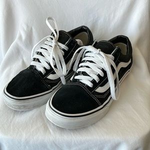 Vans old skool sneaker. Women’s size 7.5 men’s size 6. Gently worn.